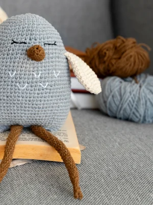 Muñeco tejido pollito en sillón